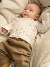 Indlæs billede til gallerivisning Sandnes 2413-02 Lilja Cardigan, Diaper Pants, Thights & Bonnet Baby