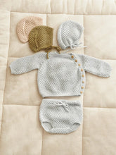 Indlæs billede til gallerivisning Sandnes 2413-05 April Cardigan, Pants & Bonnet Baby