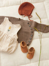 Indlæs billede til gallerivisning Sandnes 2413-05 April Cardigan, Pants & Bonnet Baby