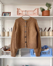 Indlæs billede til gallerivisning PetiteKnit NOVICE CARDIGAN - CHUNKY EDITION
