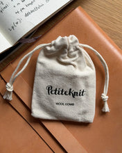Indlæs billede til gallerivisning PetiteKnit - ULDKAM
